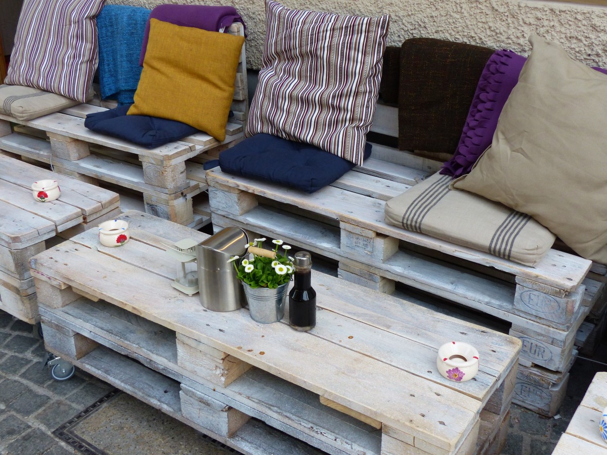 DIY pallet patio seating with matching coffee table