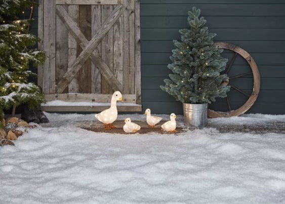 Ducks garden lighting and decorations