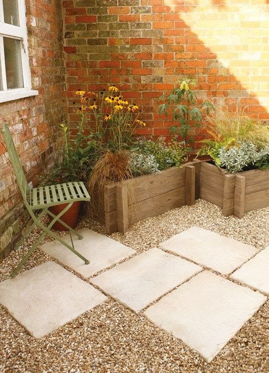 A simple garden makeover with stepping stone and gravel
