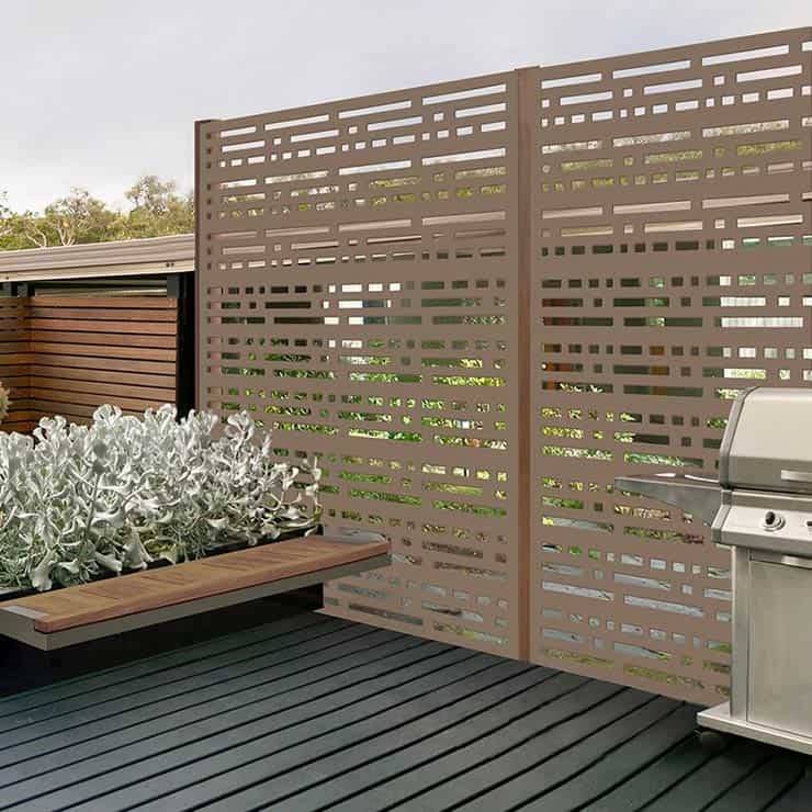 Free-standing garden screen made of metal for a robust setup