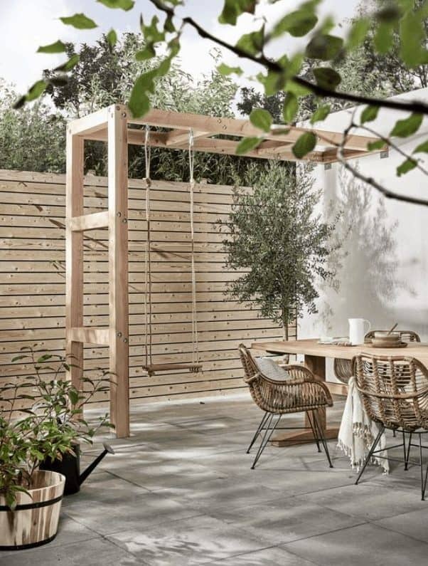 Natural-looking garden screening style made from a natural wood stain