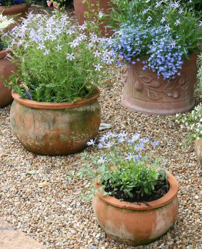 Ceramic pots used as decorations on gravelled areas