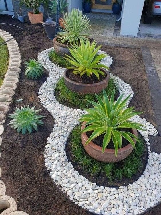 A quirky circular edging made from pale gravel