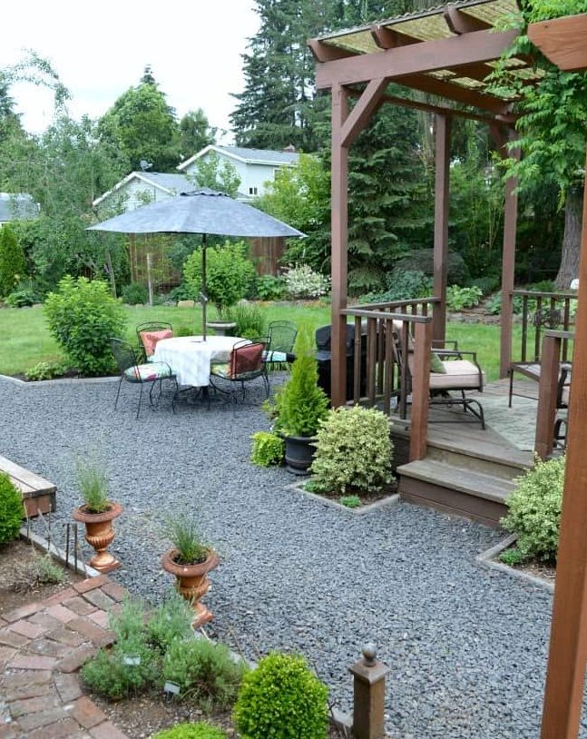 A stylish but minimal maintenance patio area using gravel