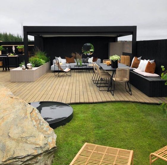 A stylish, easy-care and lounge-style patio with various sheltered zones