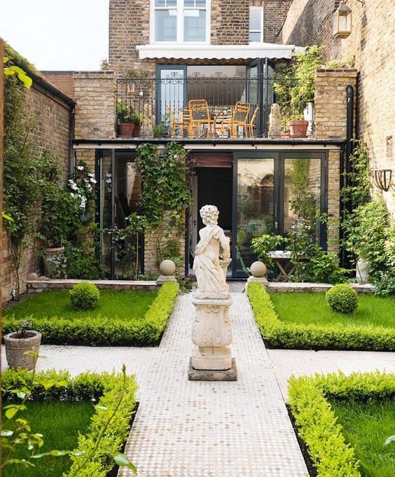 Italian and Italianate garden idea for city gardens