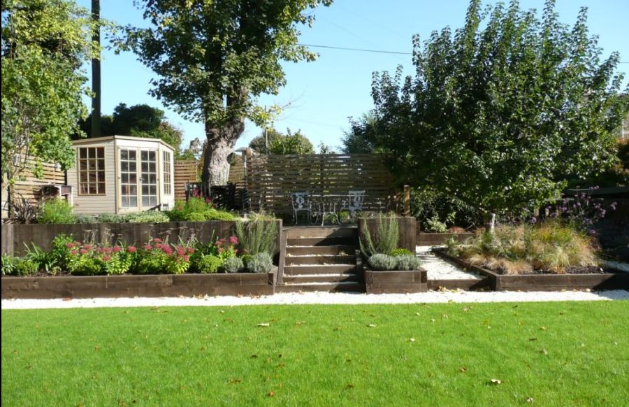 Borders decorated with planters, creating a transition between the sloped areas