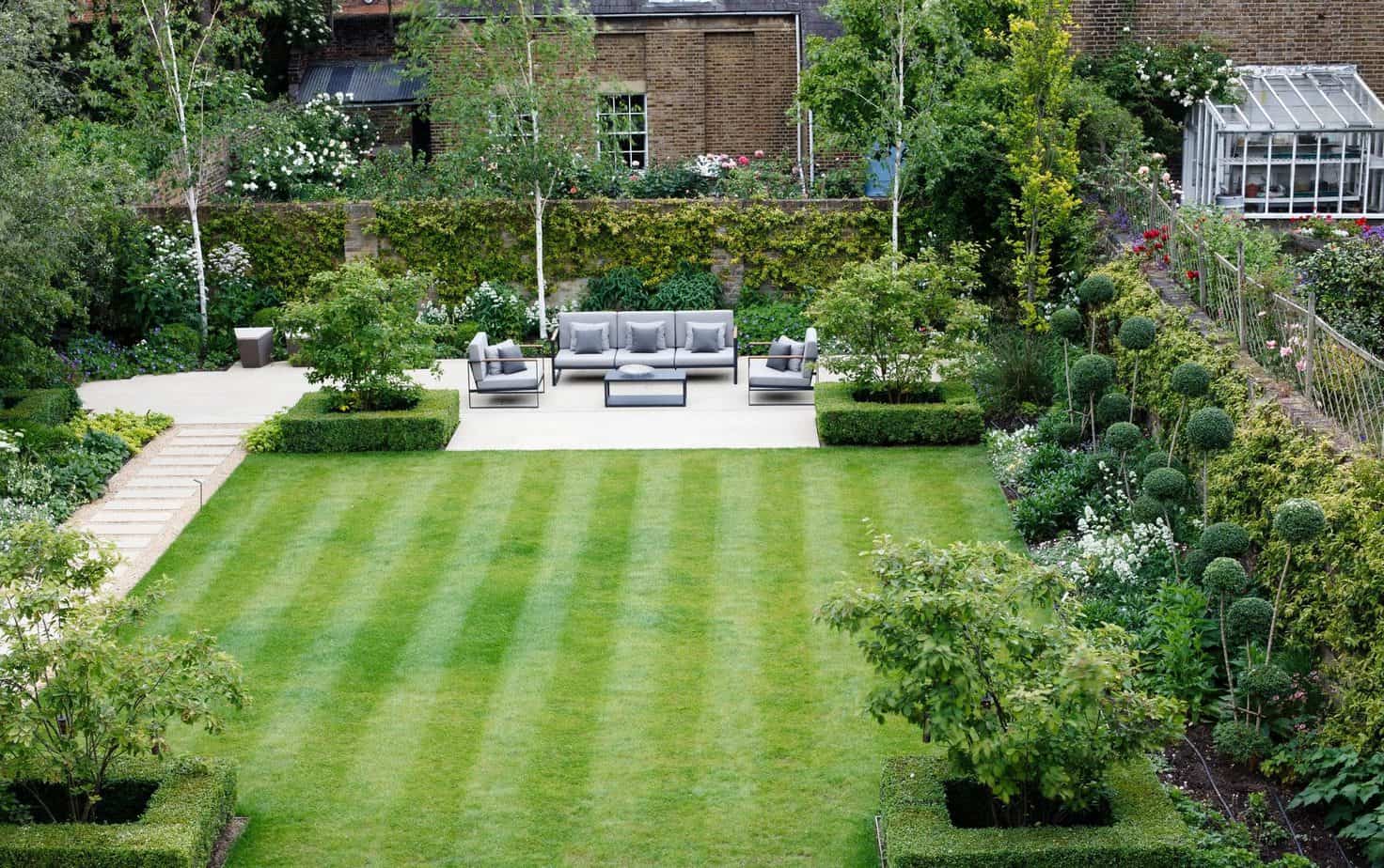 A well-kept lawn and perfectly pruned hedges