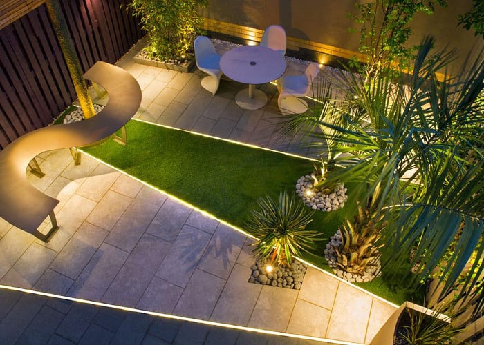 Garden floor with a range of lighting, picking out the focal point of the space