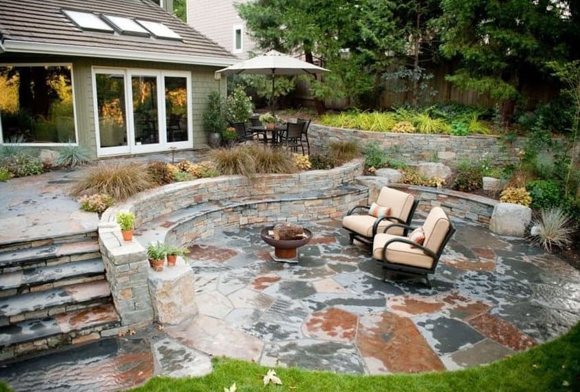 A two-tier sandstone backyard perfect as campfire and stargazing spot