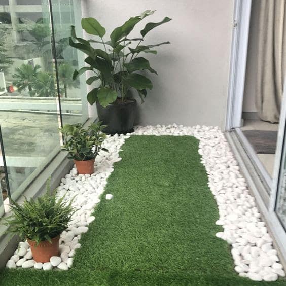 Simple, white pebbles providing a great border for artificial grass