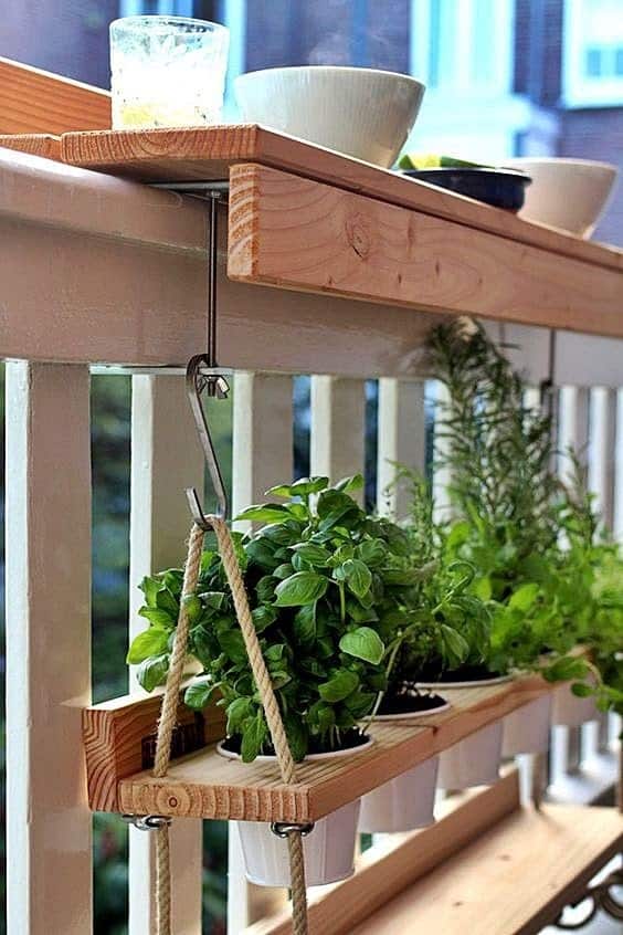 Hanging pot shelf using the rail of the balcony