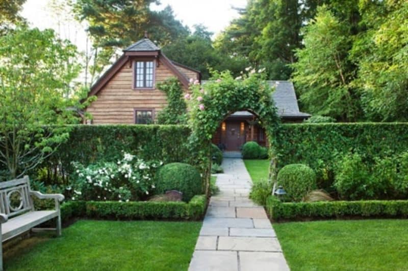 A dreamy, fairytale-like garden with hedge and an archway