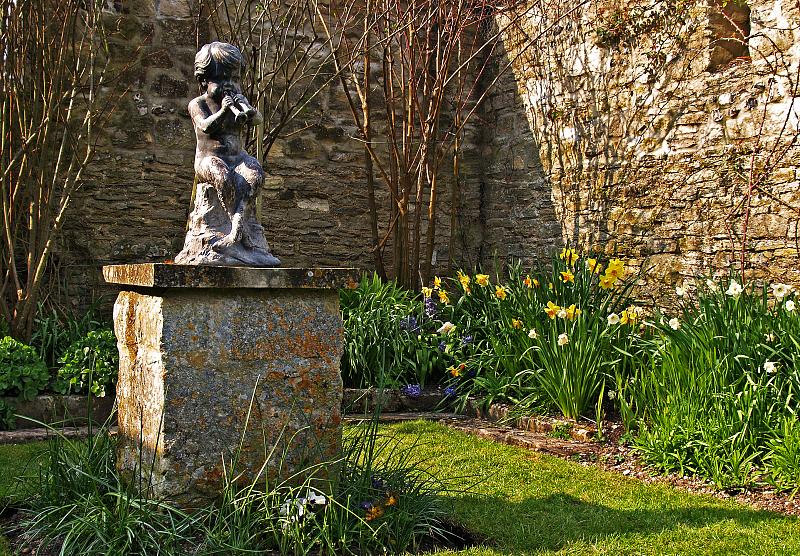 Corner garden sculpture