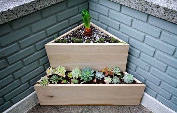 Small corner planter