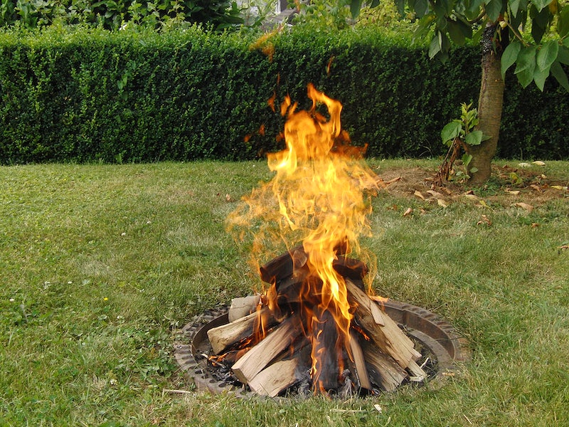 In-ground lawn fire pit