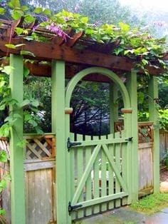 Green gate that gives a Japanese garden-feel