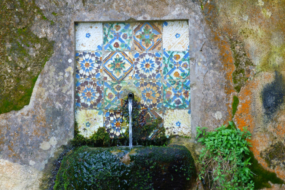 Water feature on wall with tiles