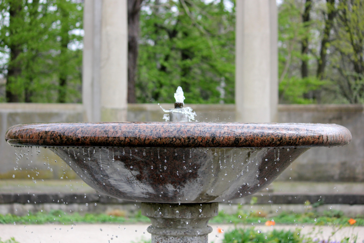 Bubbling urn water feature