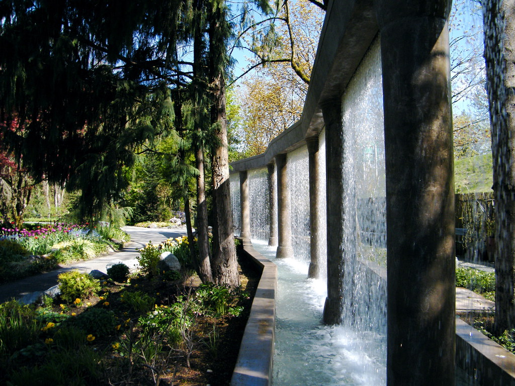 Lined garden water wall