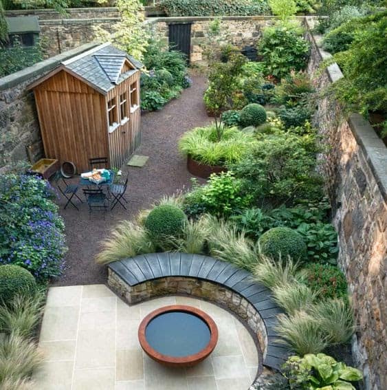 A thin shed perfect for narrow gardens