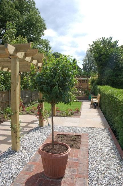 A small pergola that adds shade in a minimalist garden