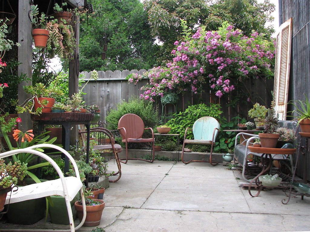 Cosy side backyard with garden chairs