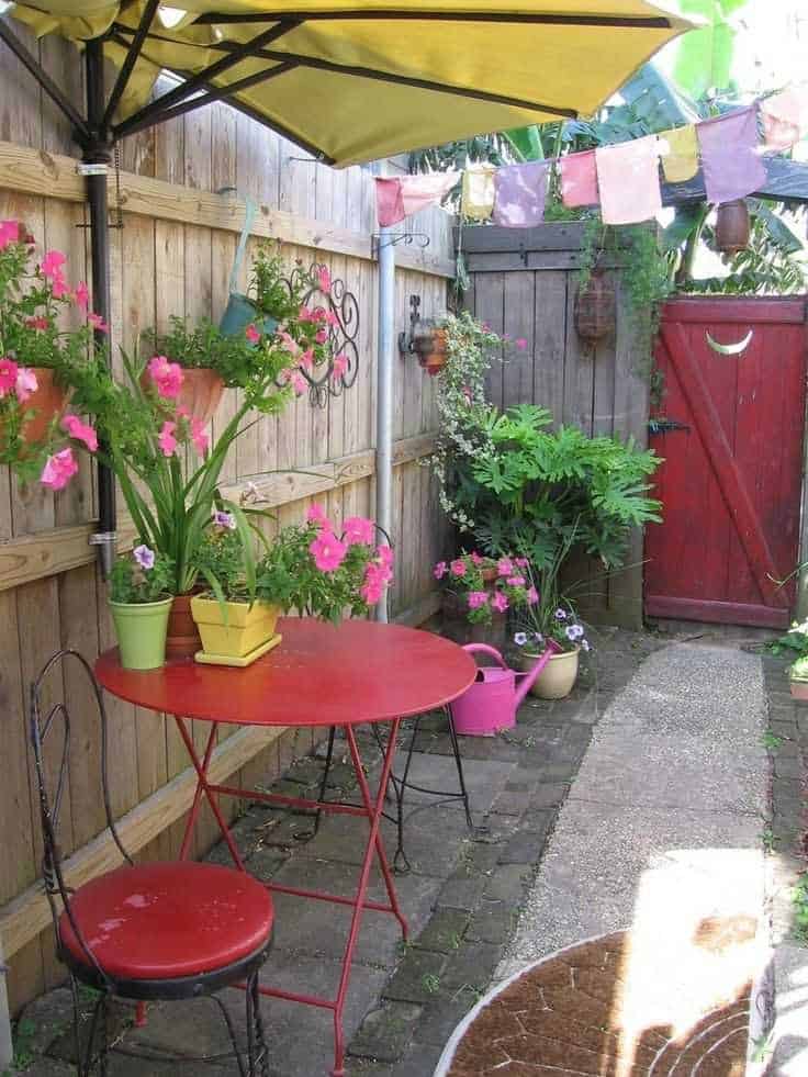 Simple, colourful side yard