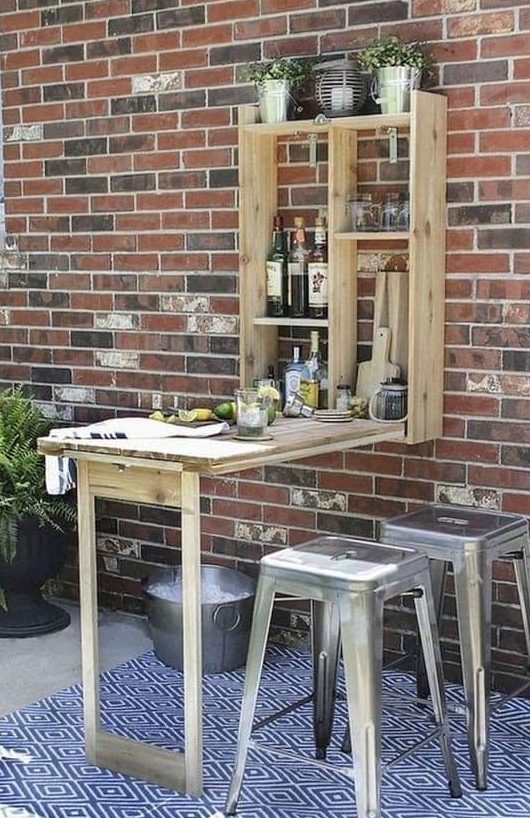 DIY small garden bar made from pallets