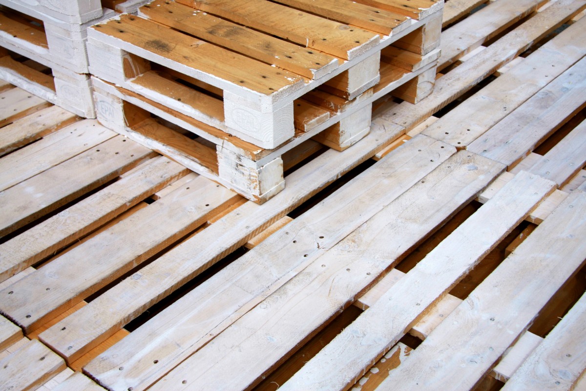 DIY wood pallet deck