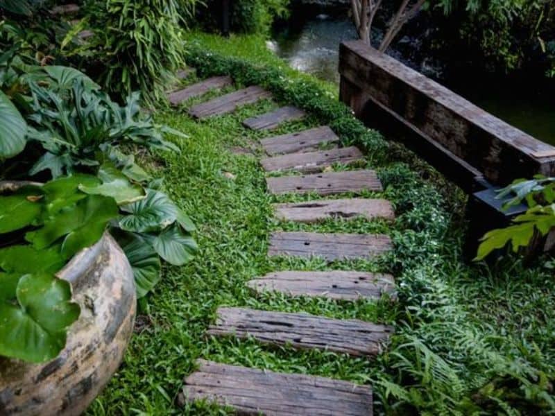 wooden pallet steps in a garden