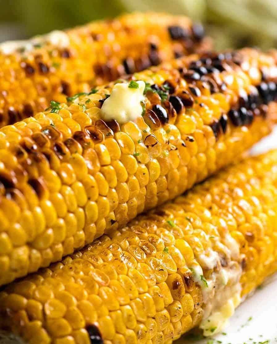 Grilled sweet corns with melted butter