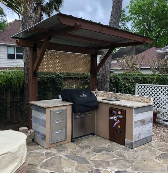 Tiny corner BBQ station with sink sheltered with a small roof