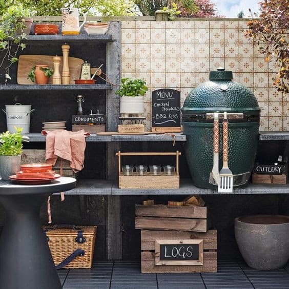 Small outdoor kitchen with a classic and retro vibes