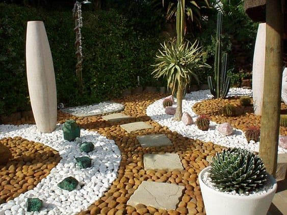 Pebbles and stepping stones in different shapes, sizes and colours for a modern, desert garden feeling