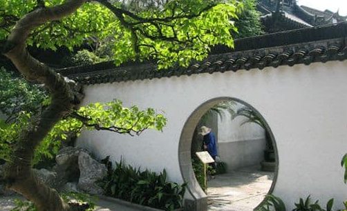 Moon door for side garden adding a Chinese-style effect