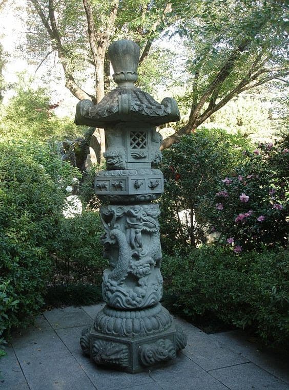 Chinese sculptures in columns