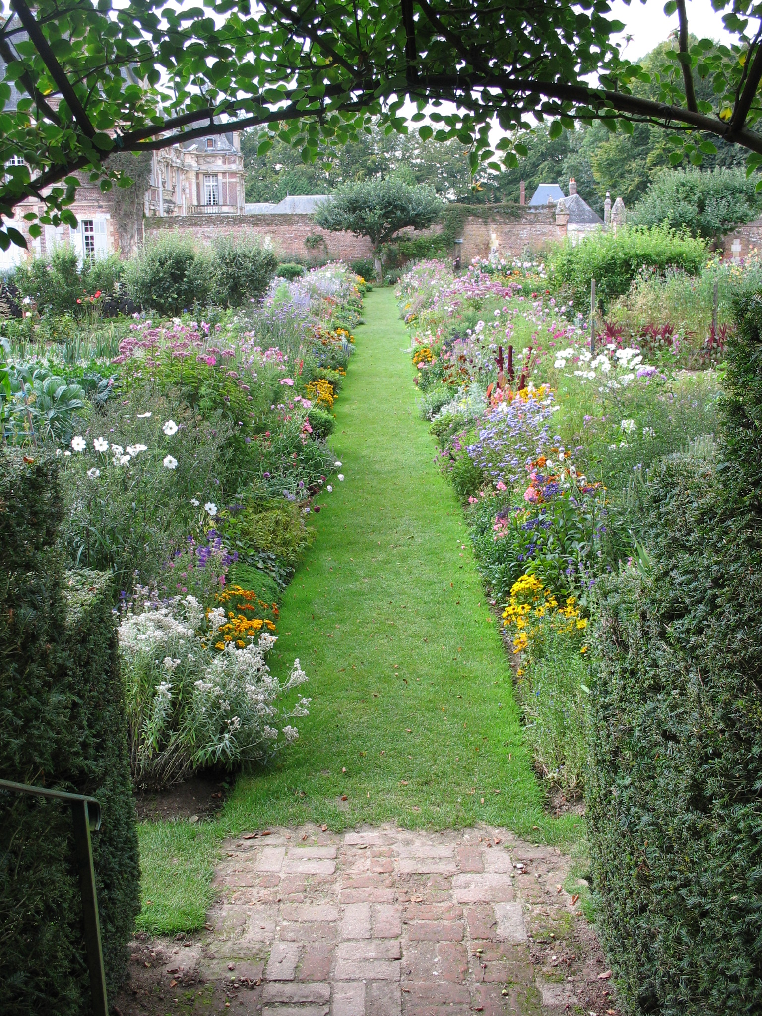 Miromesnil Garden with long, narrow path
