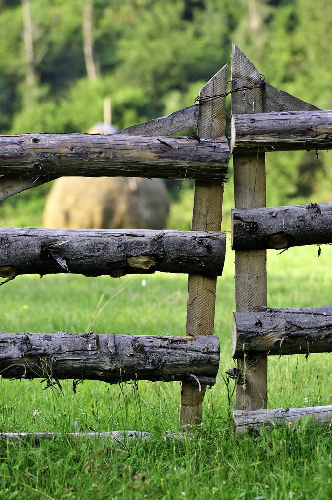 Farm log gate