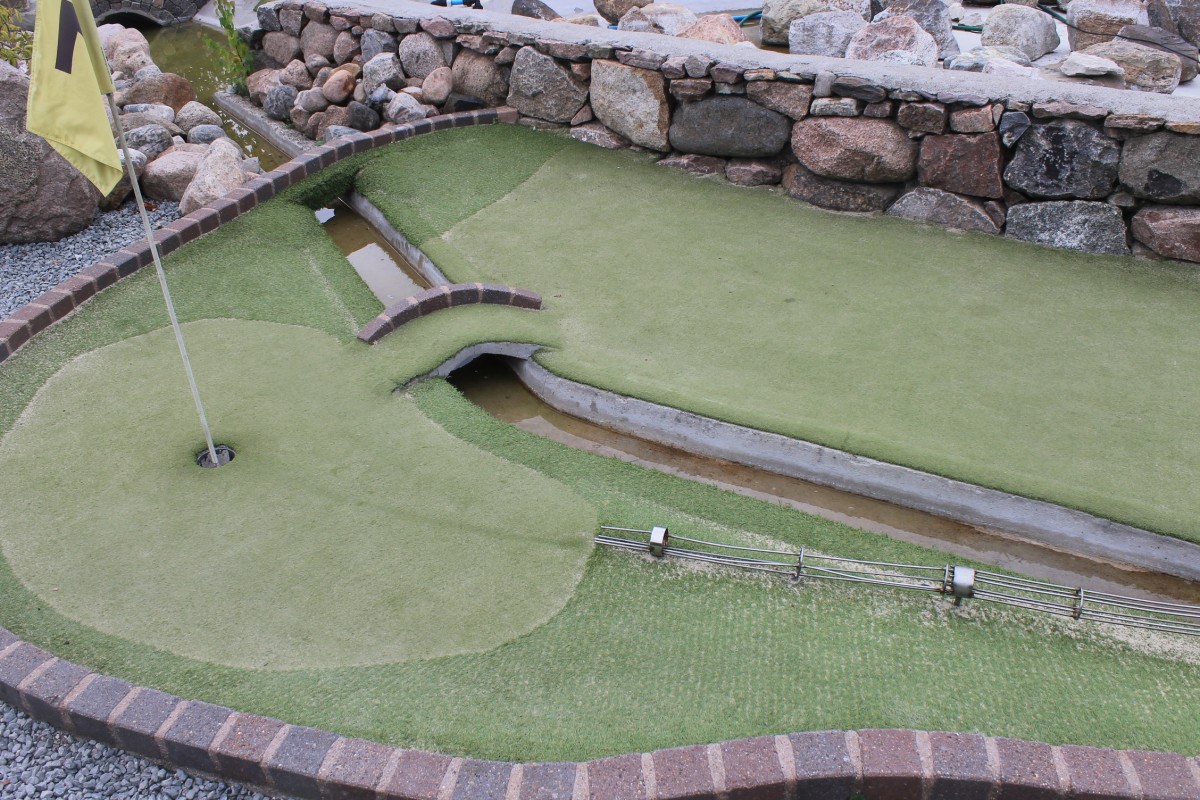 Mini backyard golf course for kids