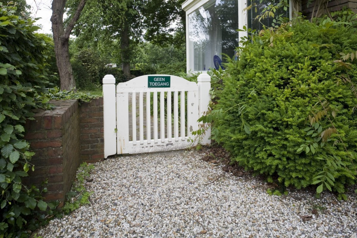 Small white picket fence, pebble flooring