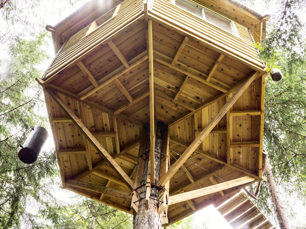 Hexagonal style treehouse