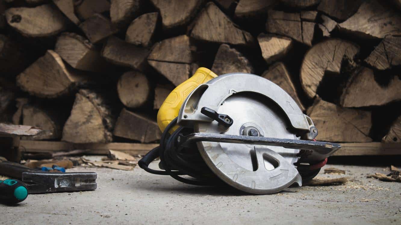DIY tools and wood pallets foir DIY fire pit
