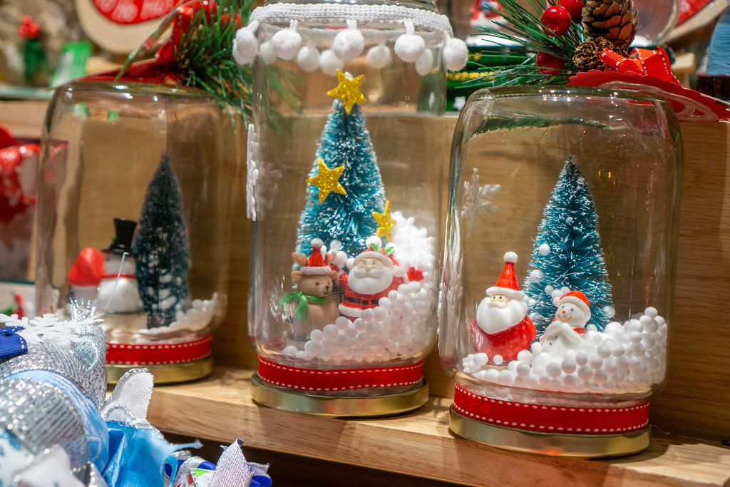 DIY Christmas snow globes using mason jars