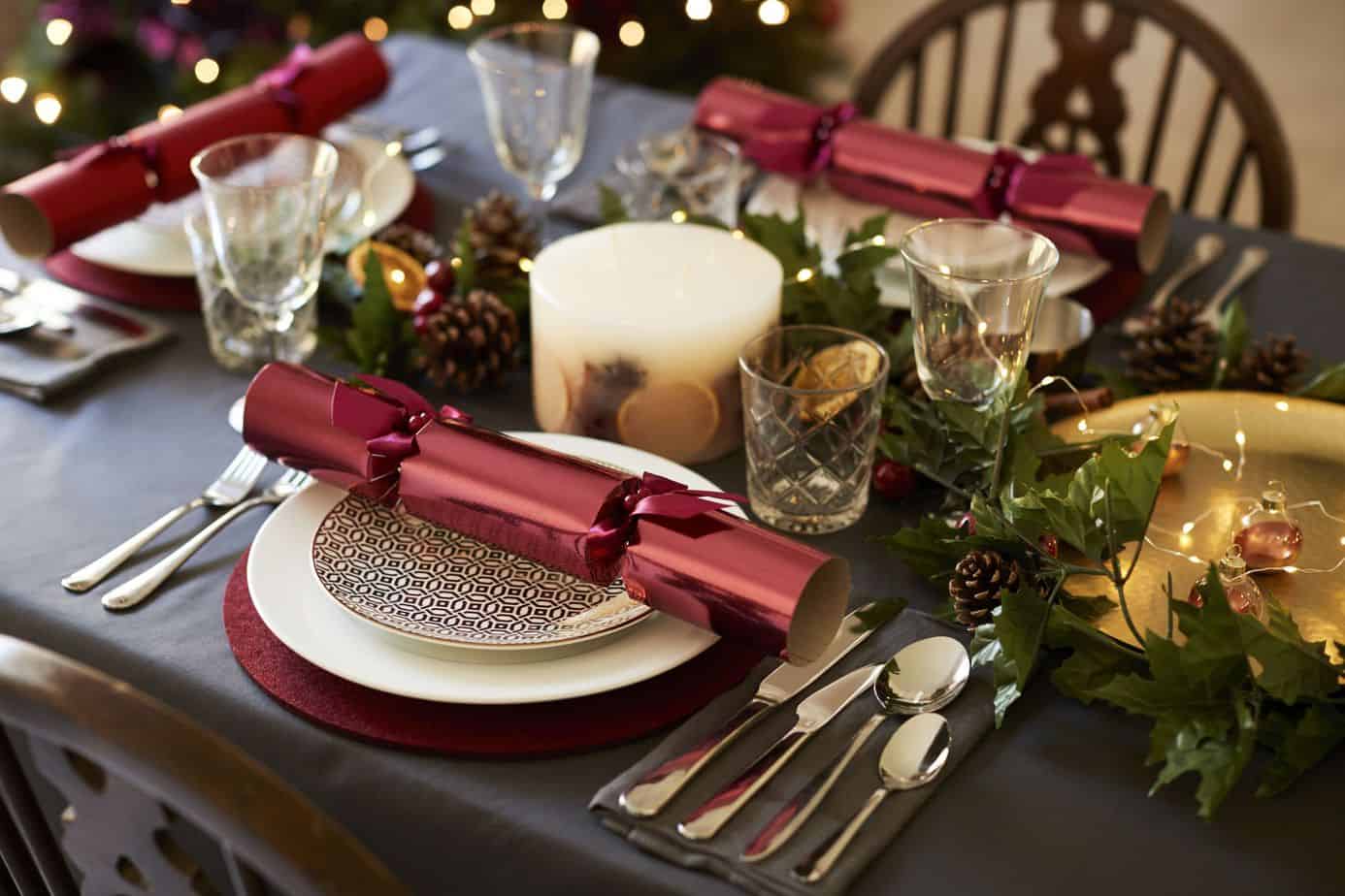  Charming table with Christmas centrepiece setting