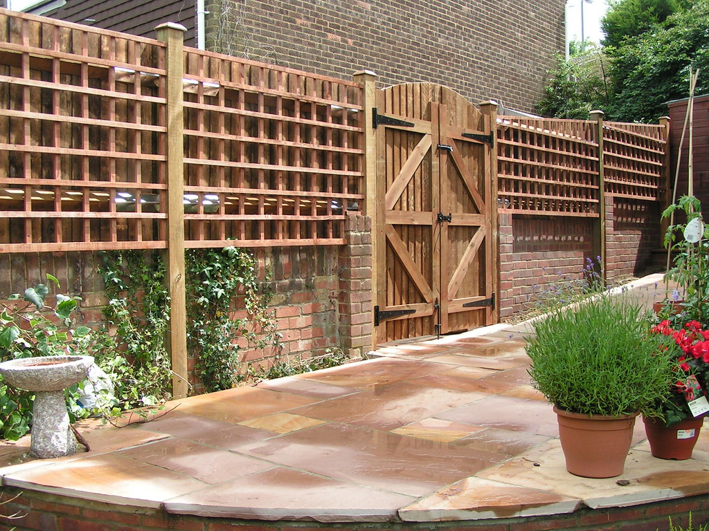 Wooden fencing with trellis on the deseign