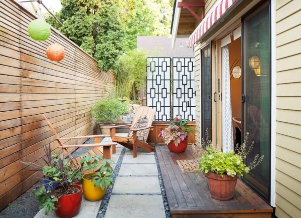 Small patio with different zones