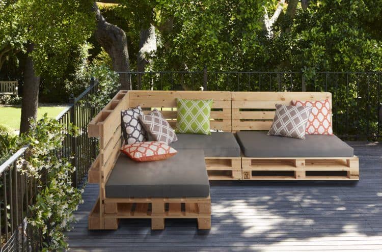 DIY wooden pallet outdoor sofa