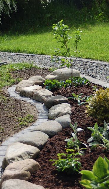 Graduated stone bed as garden edges