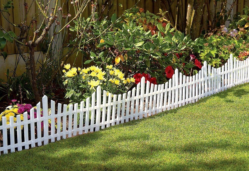 Mini fence as garden edges